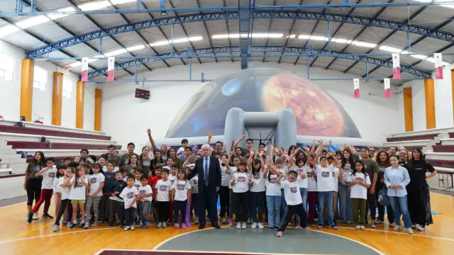 Niños participando en una actividad de realidad virtual durante el Curso de Verano del ISSSTEZAC en Zacatecas.