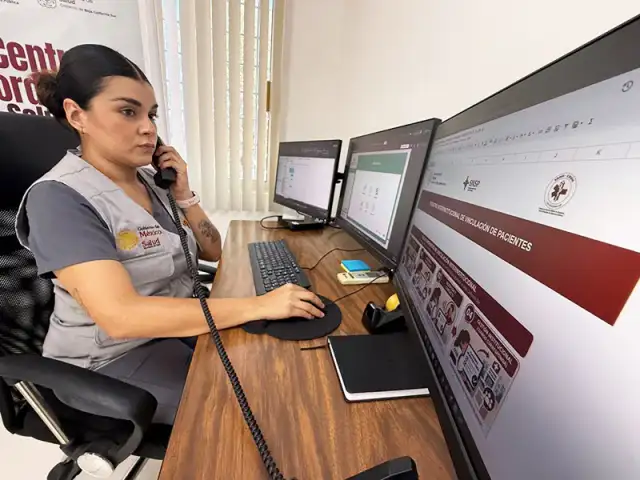 Personal de salud revisa a un paciente durante una consulta médica