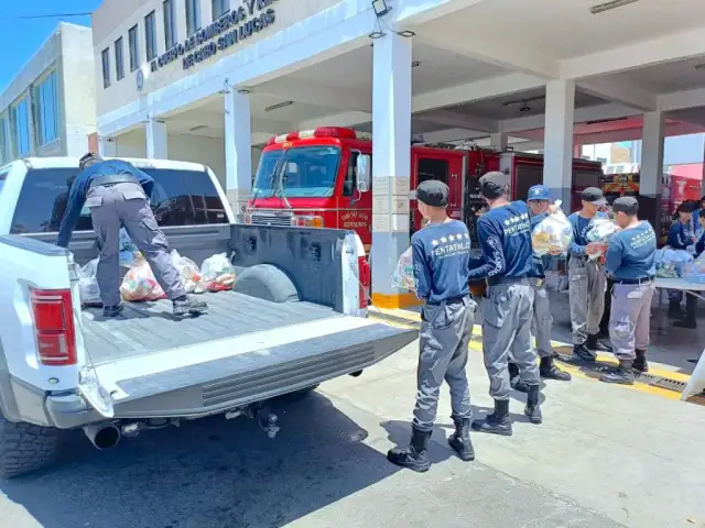 Cargamento de despensas en camión de bomberos de Cabo San Lucas