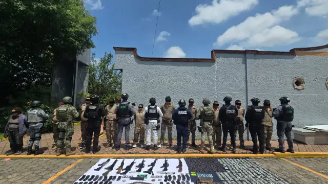 Operativo táctico con vehículos oficiales en una carretera rural entre Guanajuato y Michoacán