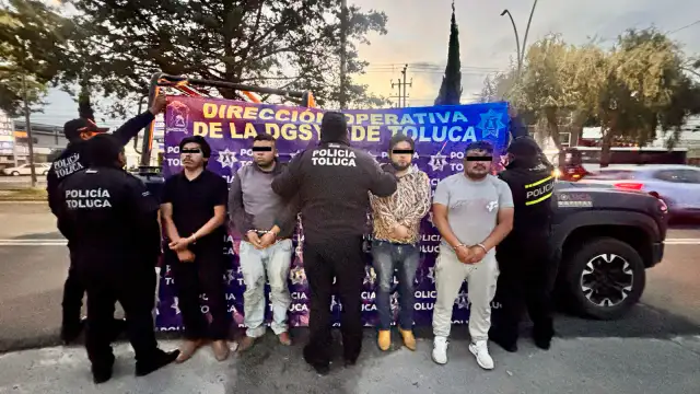 Patrulla de policía municipal en Toluca durante un operativo