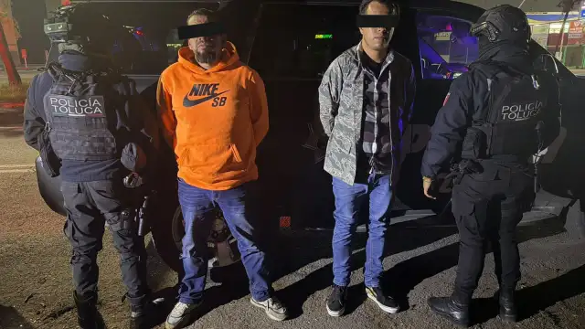 Vehículos de seguridad pública estacionados frente al Ayuntamiento de Toluca