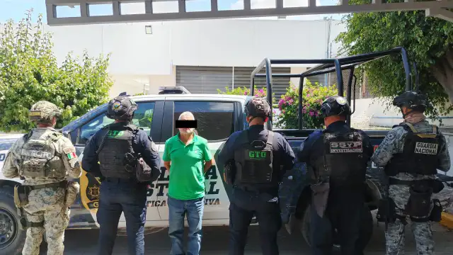 Operativo policiaco en Apaseo el Alto con vehículos oficiales y agentes