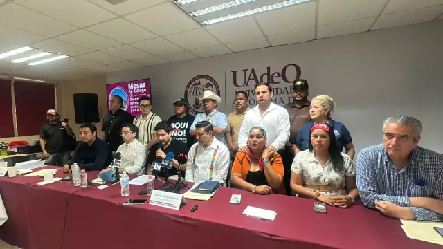 Reunión de diálogo entre funcionarios y comunidades indígenas en Sinaloa.