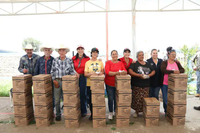 Entrega de pollitas a familias en una comunidad de Durango