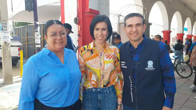 Personas en fila en módulos de atención del DIF en Romita