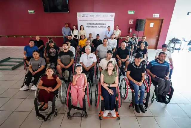Personas con discapacidad durante la entrega de sillas de ruedas activas en Sinaloa