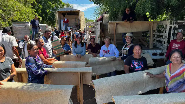 Entrega de apoyos a familias en la comunidad de La Pitahaya, Guasave
