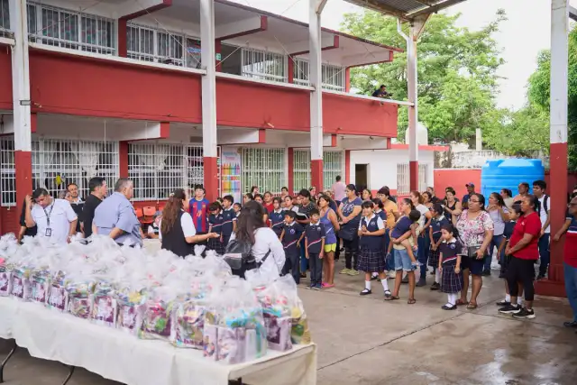 Entrega de dotaciones alimentarias a familias de estudiantes en Tamaulipas durante vacaciones de verano