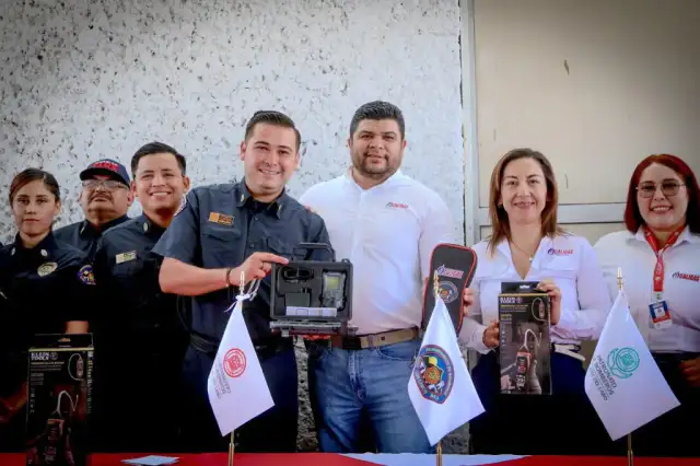 Bomberos con detectores de gas donados en San José del Cabo