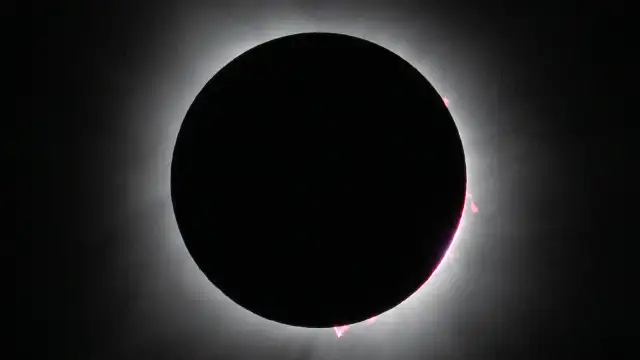 Eclipse solar total visto desde el suelo