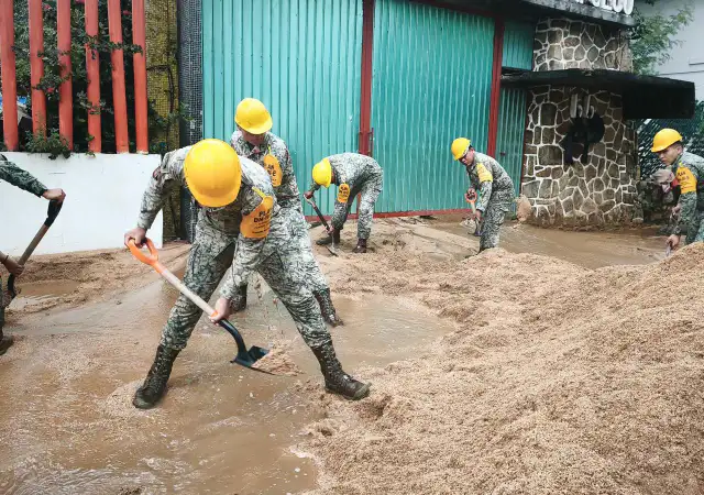 Personal militar durante labores de auxilio en una zona afectada por lluvias