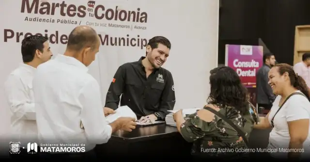 Personas en fila en módulos de atención del programa Martes en tu Colonia en Matamoros