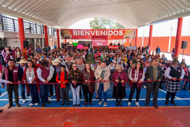 Alcaldesa Yoselin Mendoza inaugura arcotecho en escuela preparatoria en Nicolás Romero