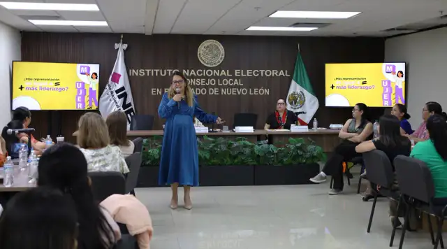 Mujeres reunidas en una sala de juntas del INE durante una conferencia sobre empoderamiento femenino