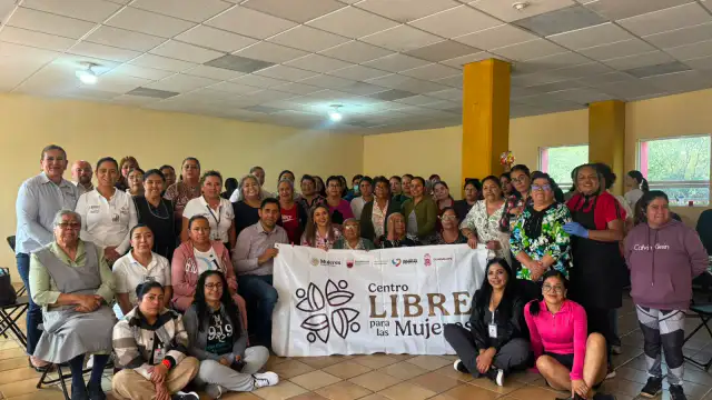 Mujeres participando en taller de elaboración de jabones artesanales durante Jornada LIBRE en Trancoso, Zacatecas.