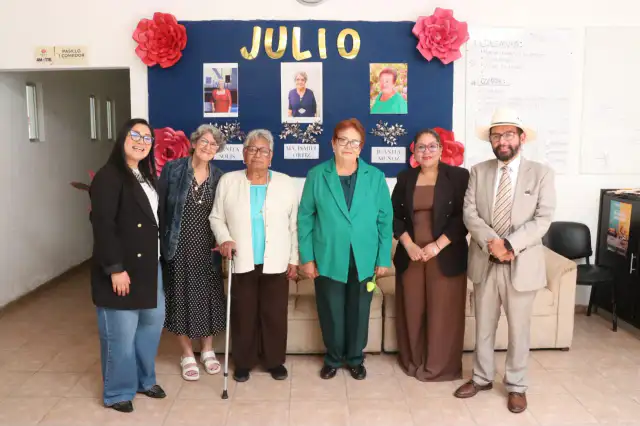 Adultos mayores durante la elección de la reina en la Casa de Día AMAT-TE Zacatecas