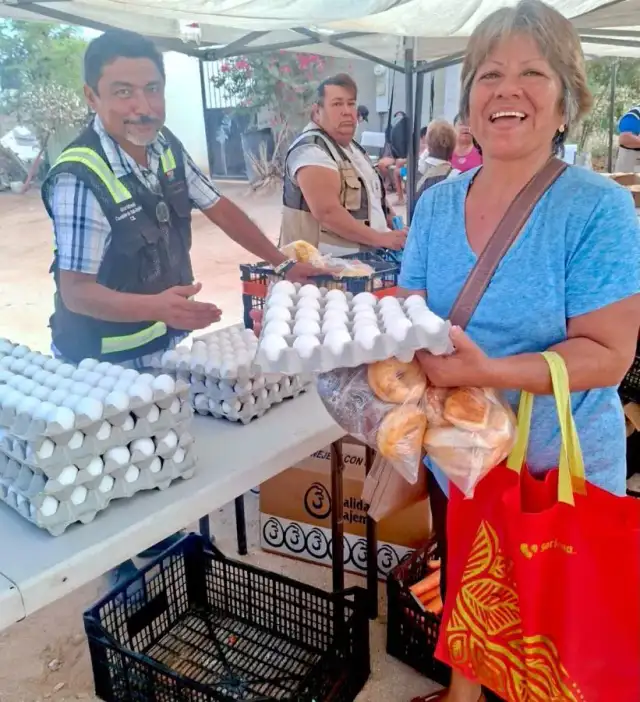Entrega de despensas en colonia Chamizal, Cabo San Lucas