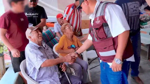 Entrega de apoyos alimentarios en comunidad de Palo Escopeta, Los Cabos