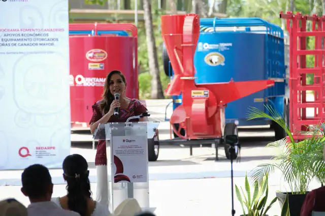 Productores ganaderos reciben equipamiento en evento oficial en Chetumal