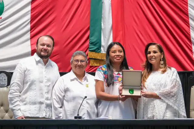 Sesión solemne del Congreso de Quintana Roo con autoridades y galardonada