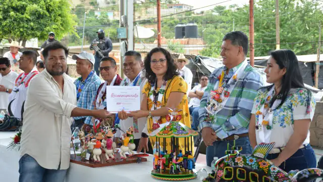 Premiación de artesanos en Temalacatzingo, Olinalá, con piezas laqueadas tradicionales