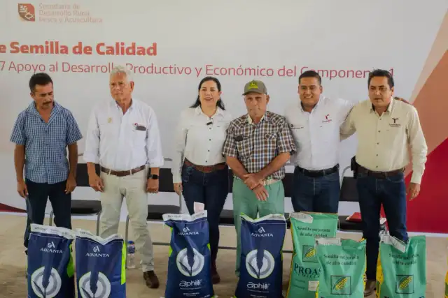 Entrega de semillas certificadas a productores agrícolas en El Mante, Tamaulipas