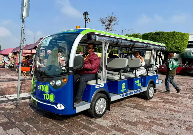 Unidad del transporte eléctrico gratuito Eqrobus circulando por calles del Centro Histórico de Querétaro