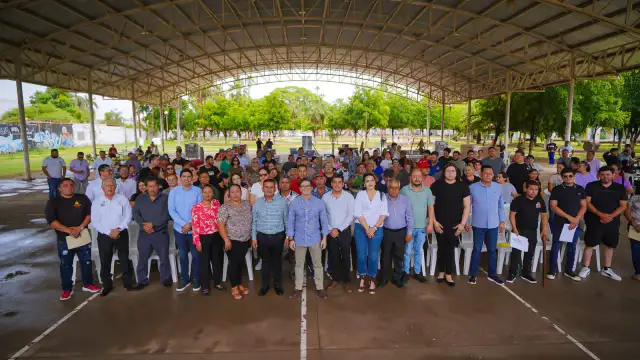 Personas reunidas durante una entrega de equipos productivos en Navolato, Sinaloa