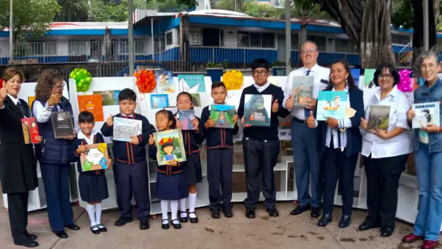 Entrega de libros en la Escuela Primaria Gregorio Torres Quintero en Guanajuato