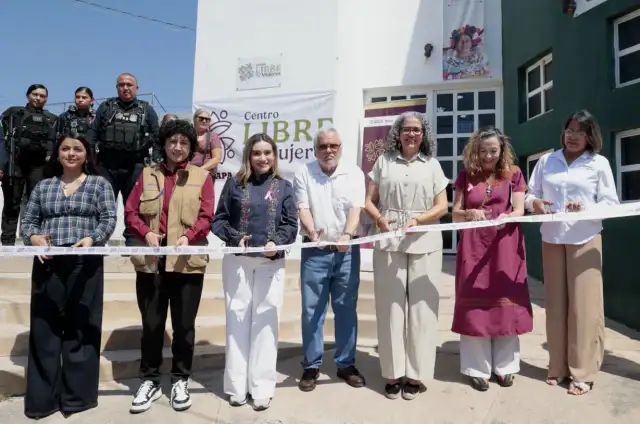Autoridades durante la inauguración de un centro de atención a mujeres en Escuinapa