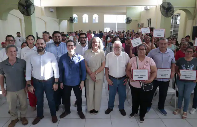 Emprendedores y autoridades durante la entrega de microcréditos en Escuinapa