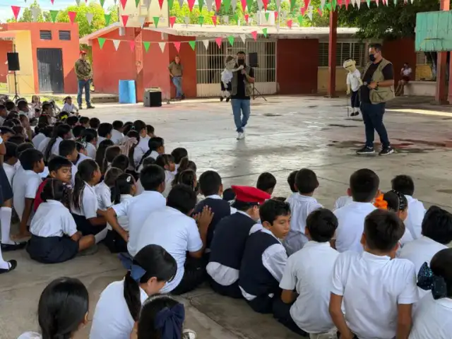 Niñas y niños en un aula durante un taller sobre derechos y valores