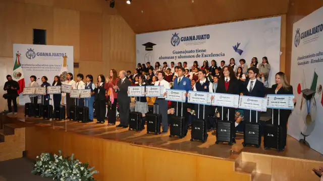 Estudiantes abanderados en ceremonia en el Auditorio Mateo Herrera