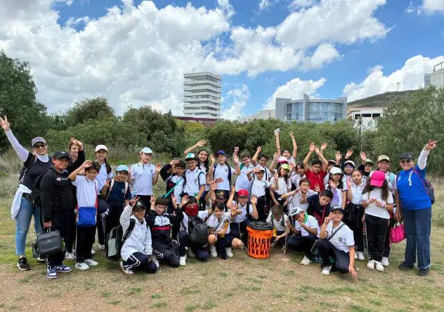 Estudiantes observan una víbora de cascabel bebé durante visita a Quantum Ciudad del Conocimiento en Zacatecas