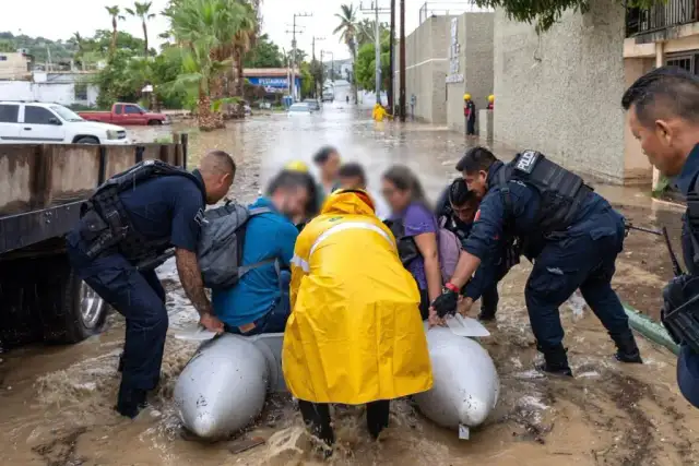 Personal de emergencia durante la evacuación de una clínica en San José del Cabo