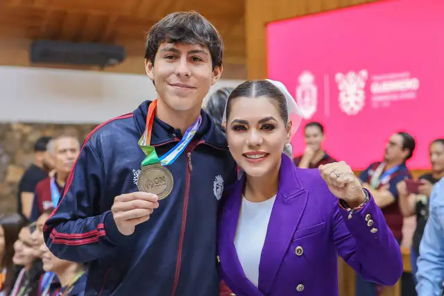 Gobernadora Evelyn Salgado con medallistas de CONADE 2026 en Casa Guerrero