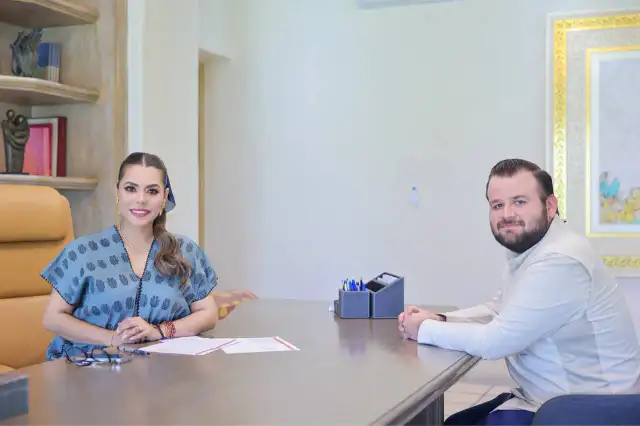 Gobernadora Evelyn Salgado y funcionario en reunión de trabajo en Chilpancingo