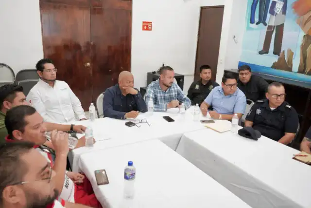 Vehículos off-road durante una exhibición en el centro de Cabo San Lucas