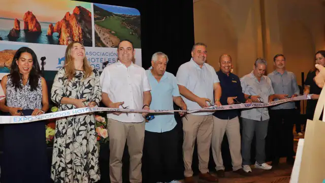 Stand de la Expo Hotelera Los Cabos con expositores y visitantes