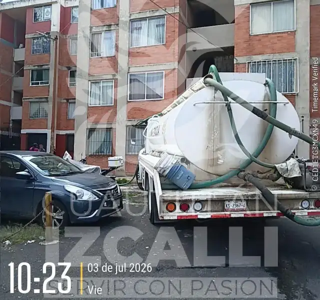 Pipa de agua estacionada en calle de Infonavit Centro