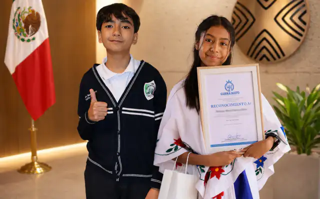 Estudiantes de educación básica en ceremonia de reconocimiento en Guanajuato