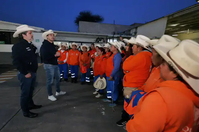 Personas caminando por el Centro Histórico de Querétaro durante las Fiestas Patrias