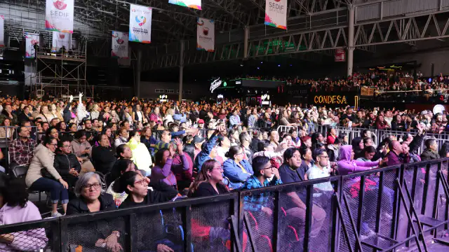 Personas con discapacidad ingresando a un recinto ferial con rampas accesibles