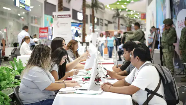 Personas en una feria de empleo en Cabo San Lucas, Baja California Sur