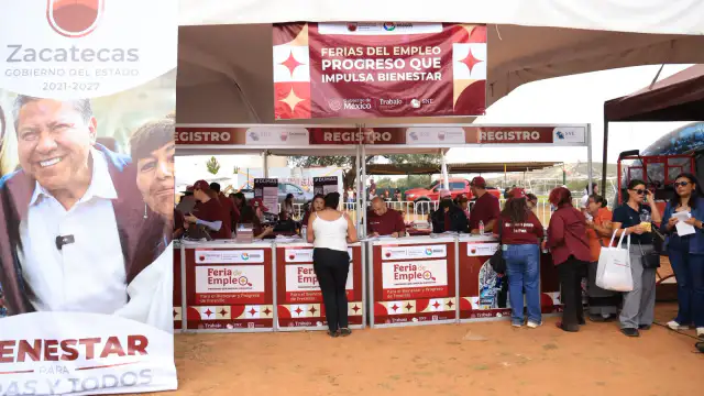 Personas asistentes a la Feria del Empleo en Fresnillo, Zacatecas
