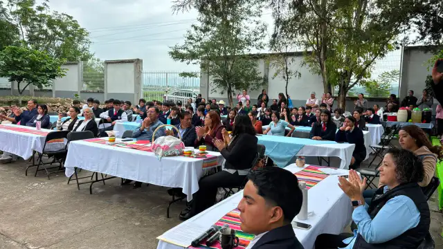 Estudiantes presentando proyectos en feria escolar de telesecundaria