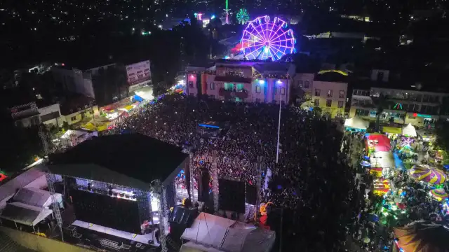 Feria Patronal San Pedro Nicolás Romero con multitud en explanada municipal