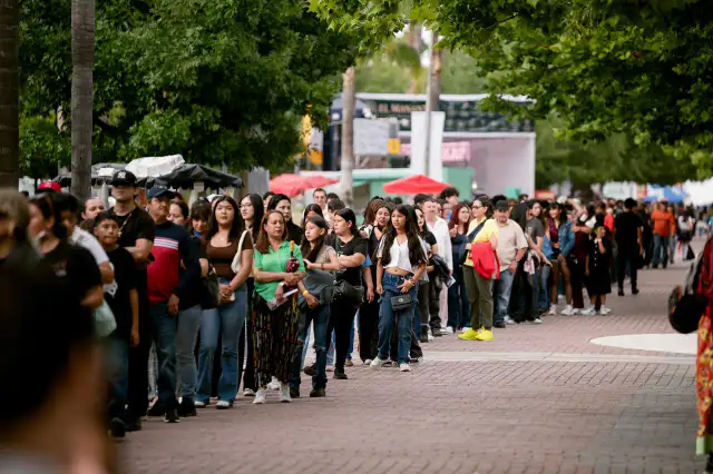 Personas paseando por la feria La Villista en Durango