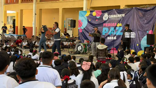 Personas participan en actividades recreativas durante una jornada comunitaria al aire libre